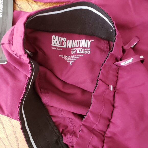 BNWT Grey's Anatomy by Barco Pocket Cargo Jogger in lively wine (S) - Picture 5 of 6